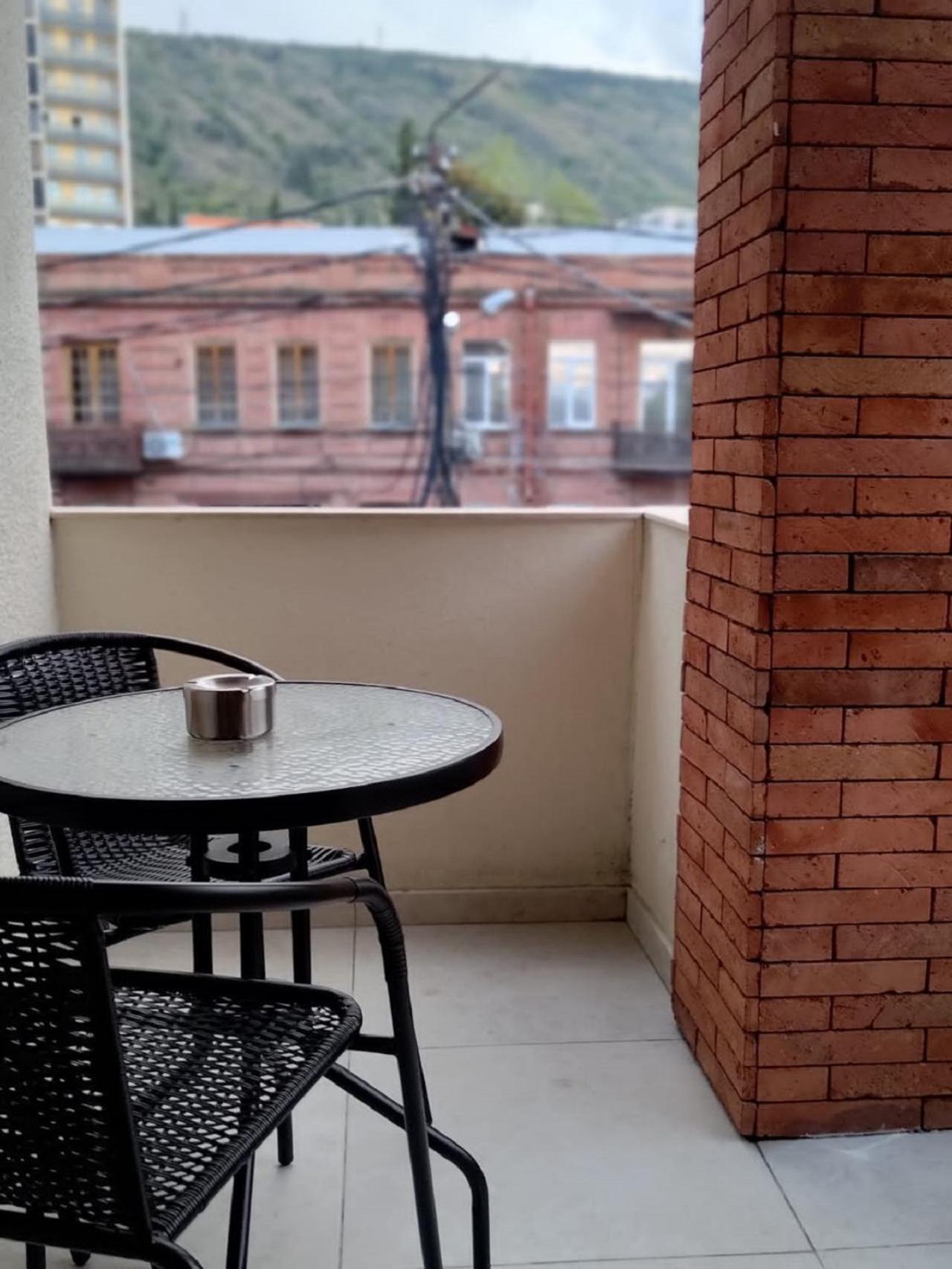 Hotel Well Inn Tbilisi Esterno foto