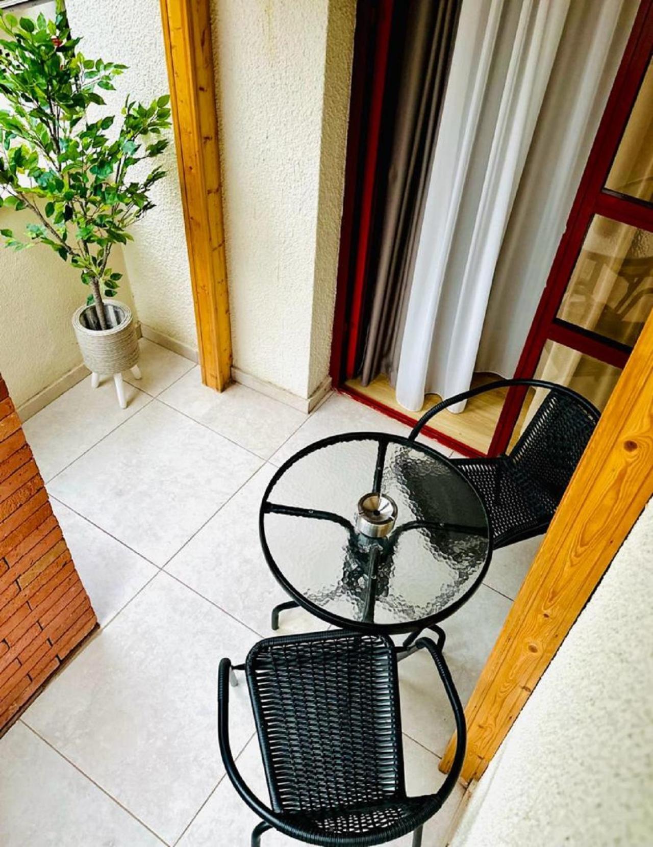 Hotel Well Inn Tbilisi Esterno foto