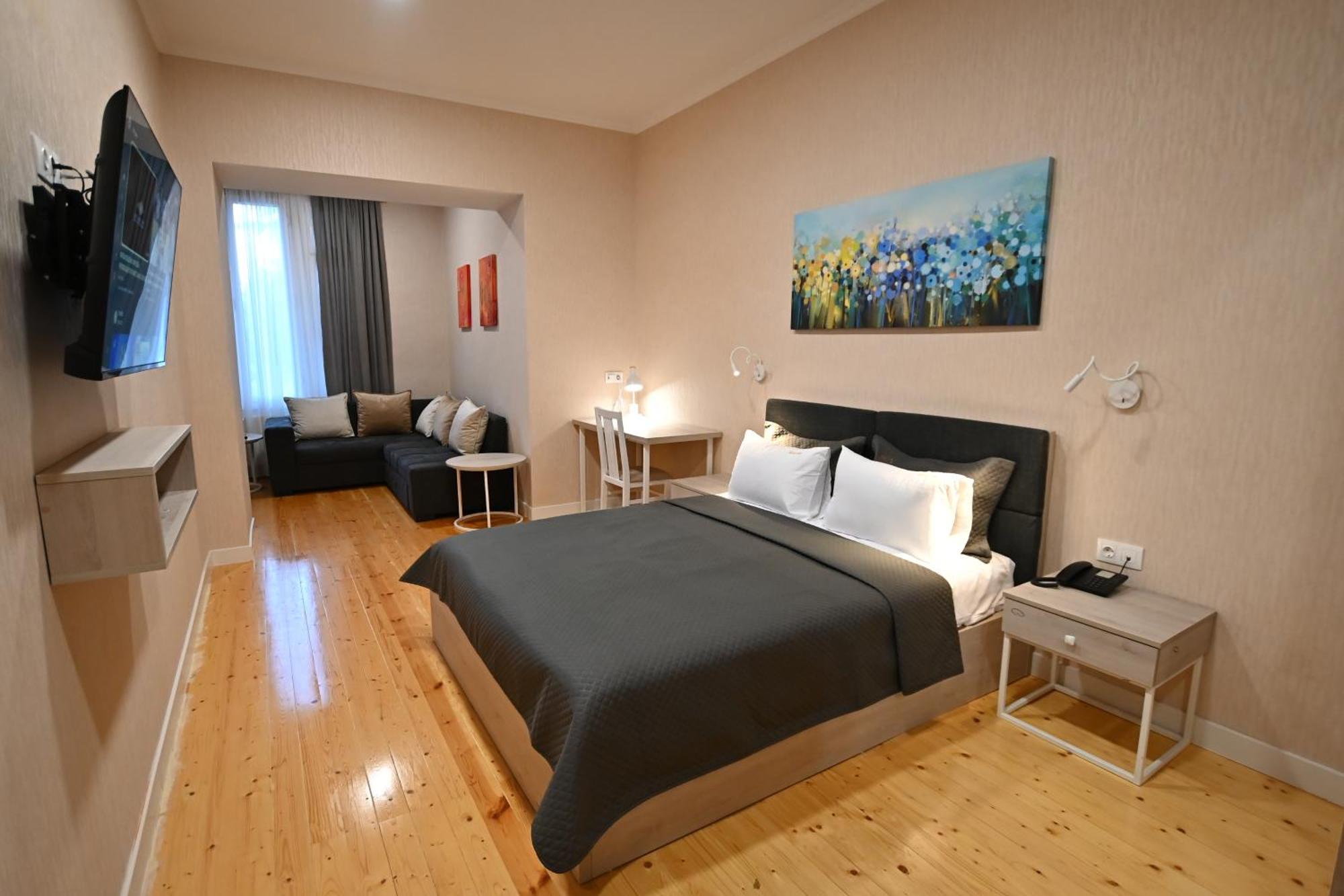Hotel Well Inn Tbilisi Esterno foto