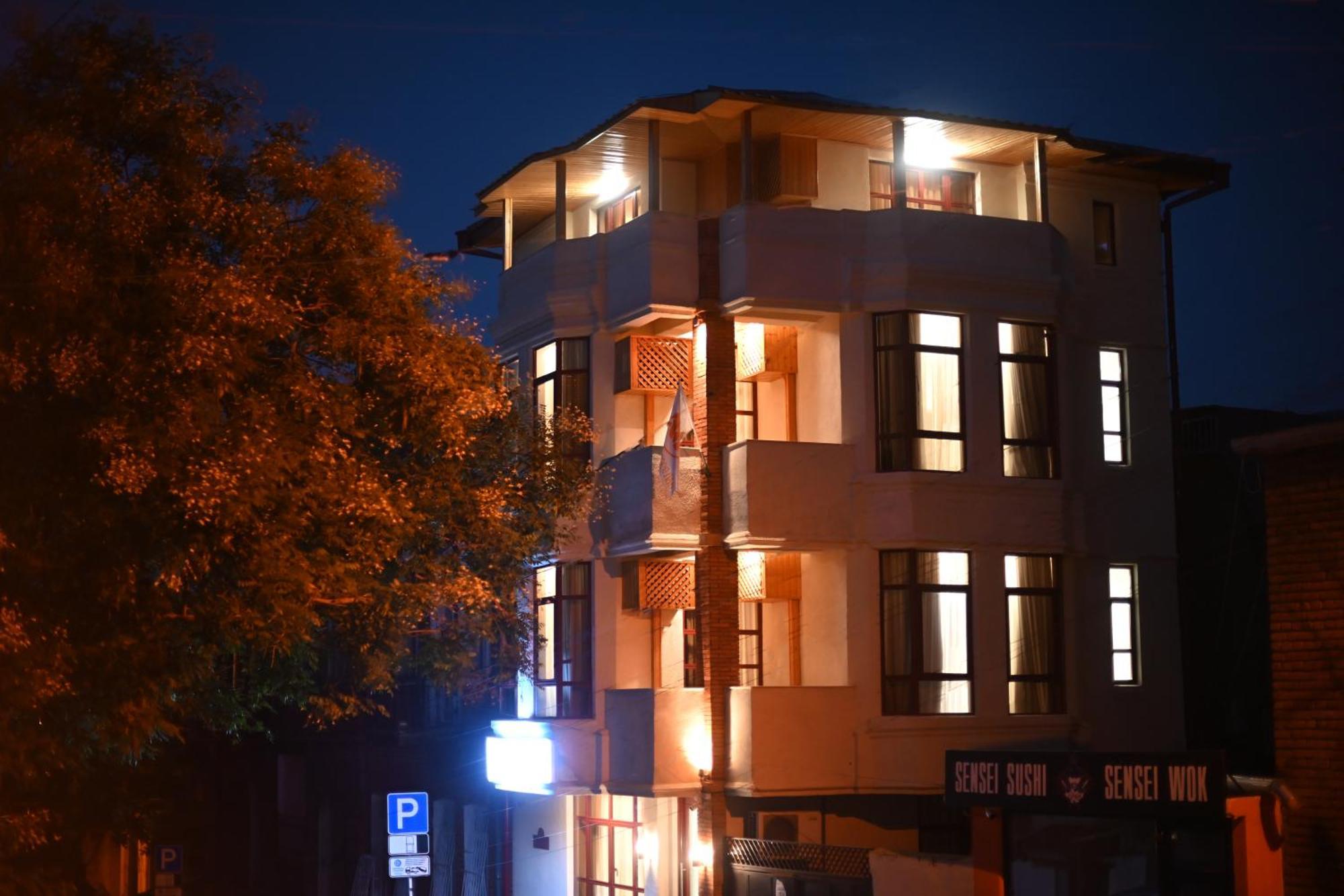 Hotel Well Inn Tbilisi Esterno foto