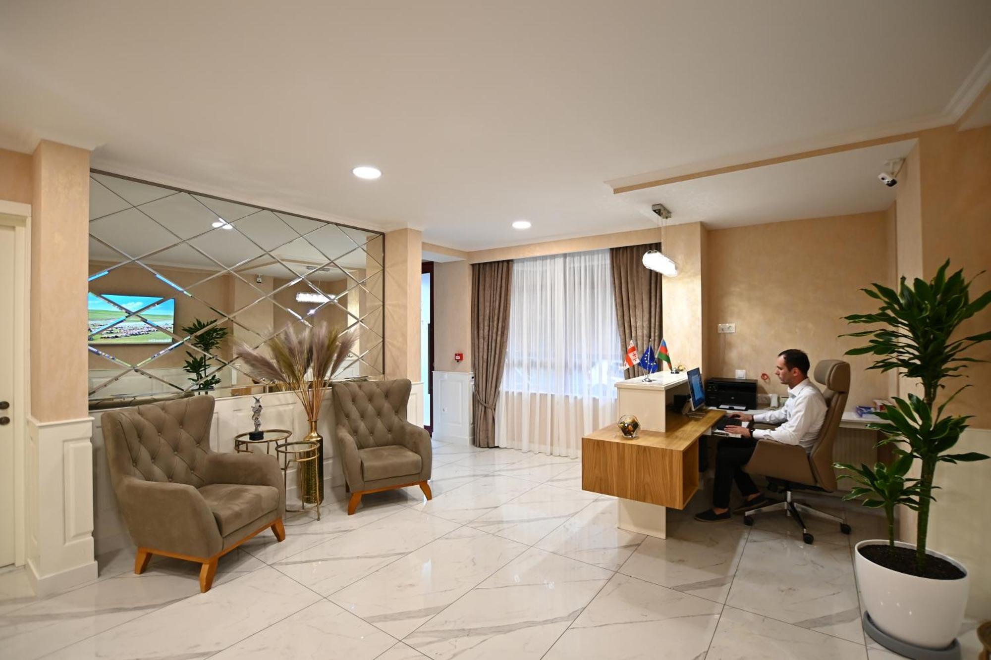 Hotel Well Inn Tbilisi Esterno foto