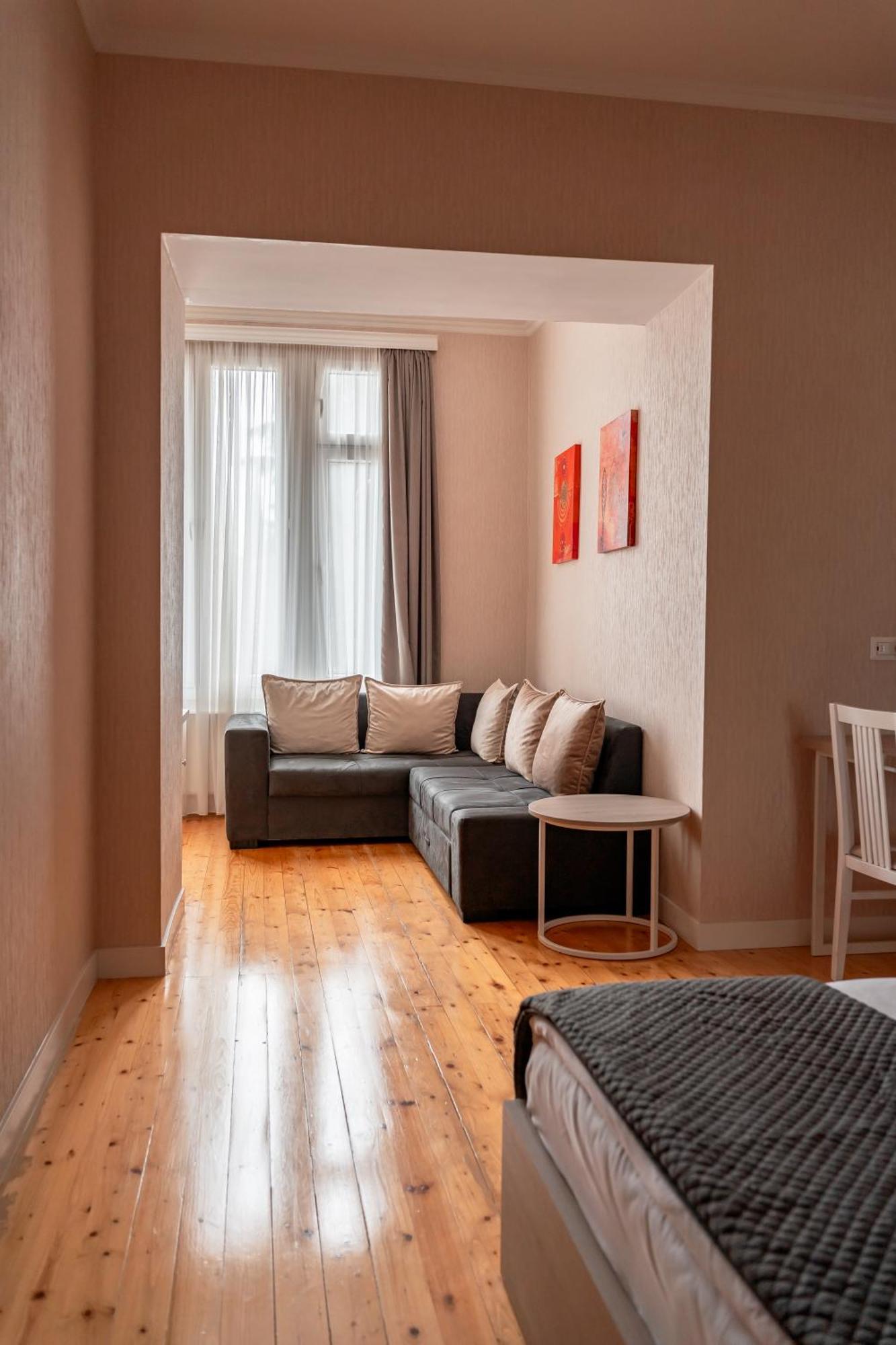 Hotel Well Inn Tbilisi Esterno foto