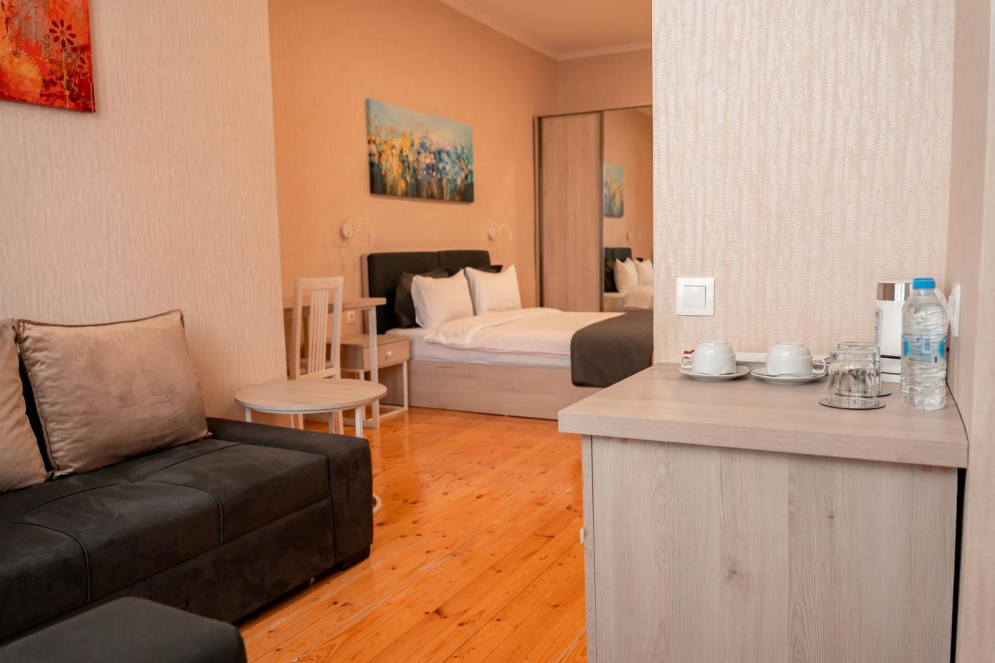 Hotel Well Inn Tbilisi Esterno foto