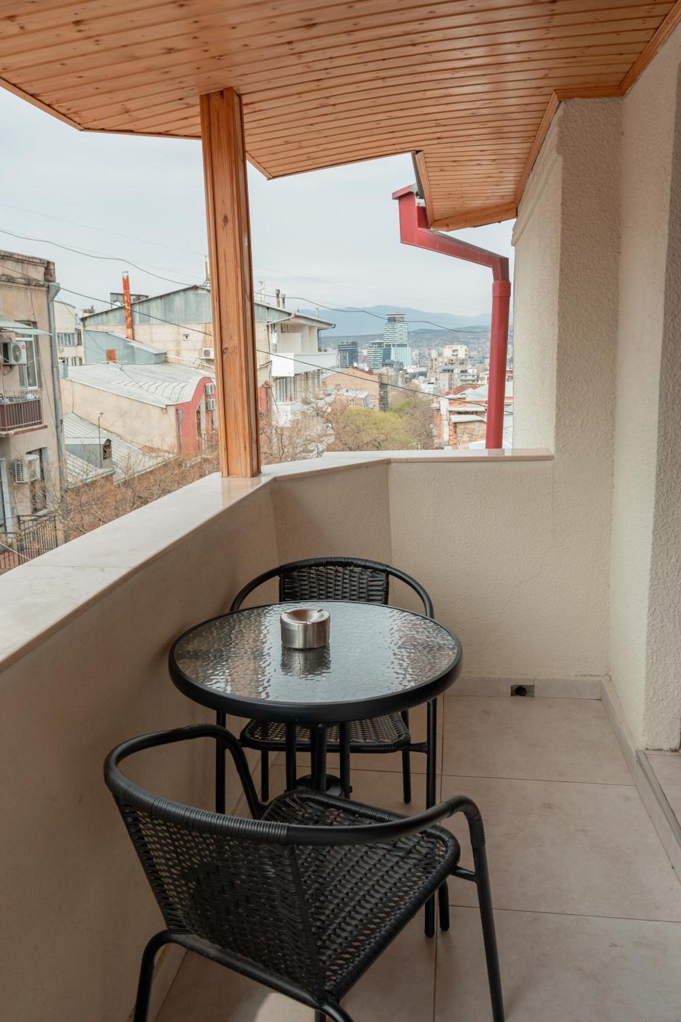 Hotel Well Inn Tbilisi Esterno foto