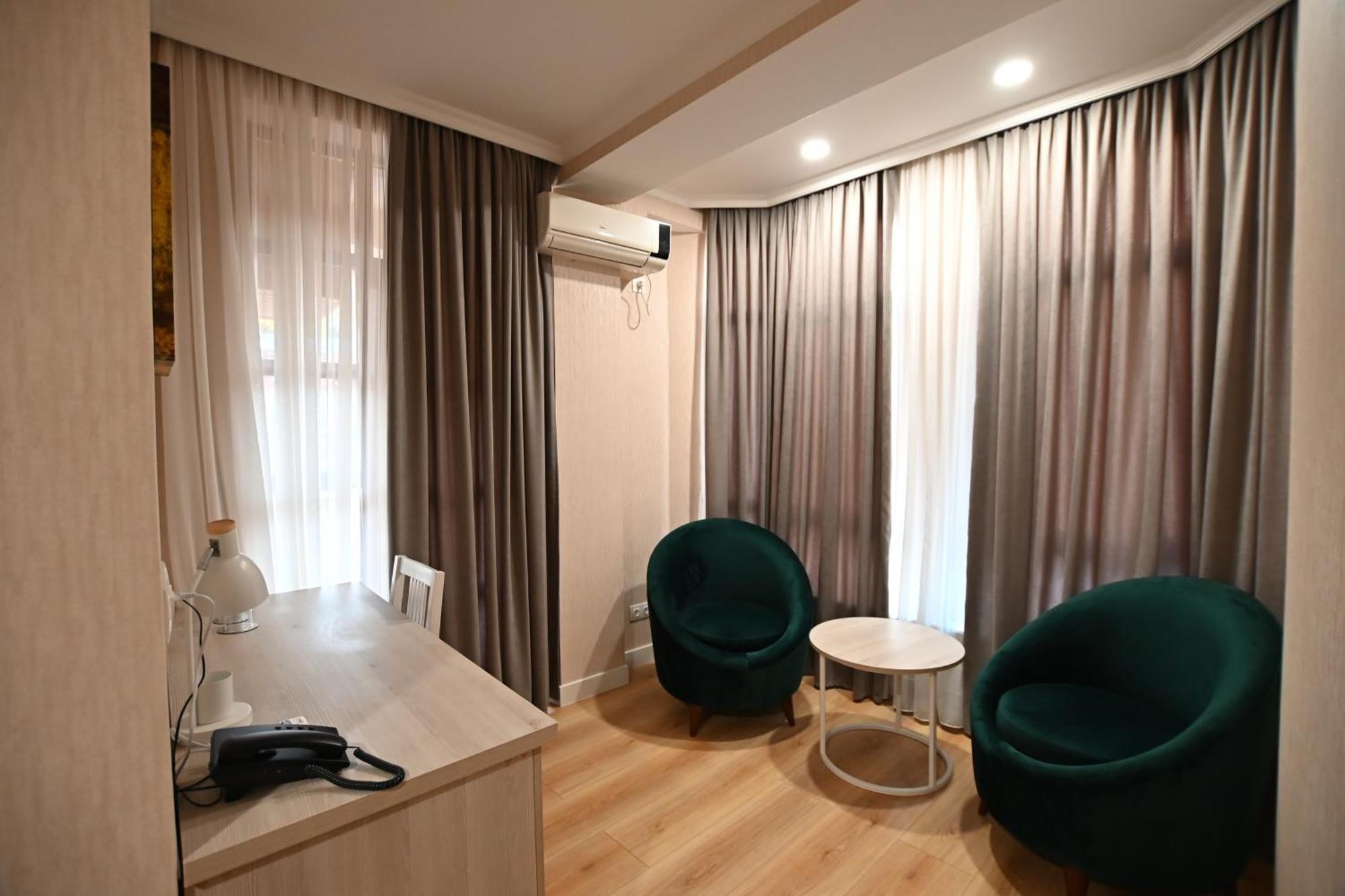 Hotel Well Inn Tbilisi Esterno foto